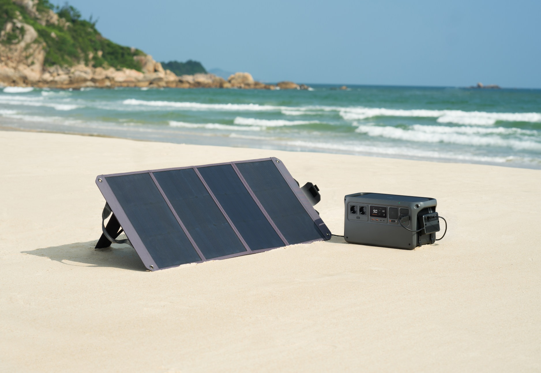 DJI Stacji zasilania Power 1000 na plaży z panelem solarnym