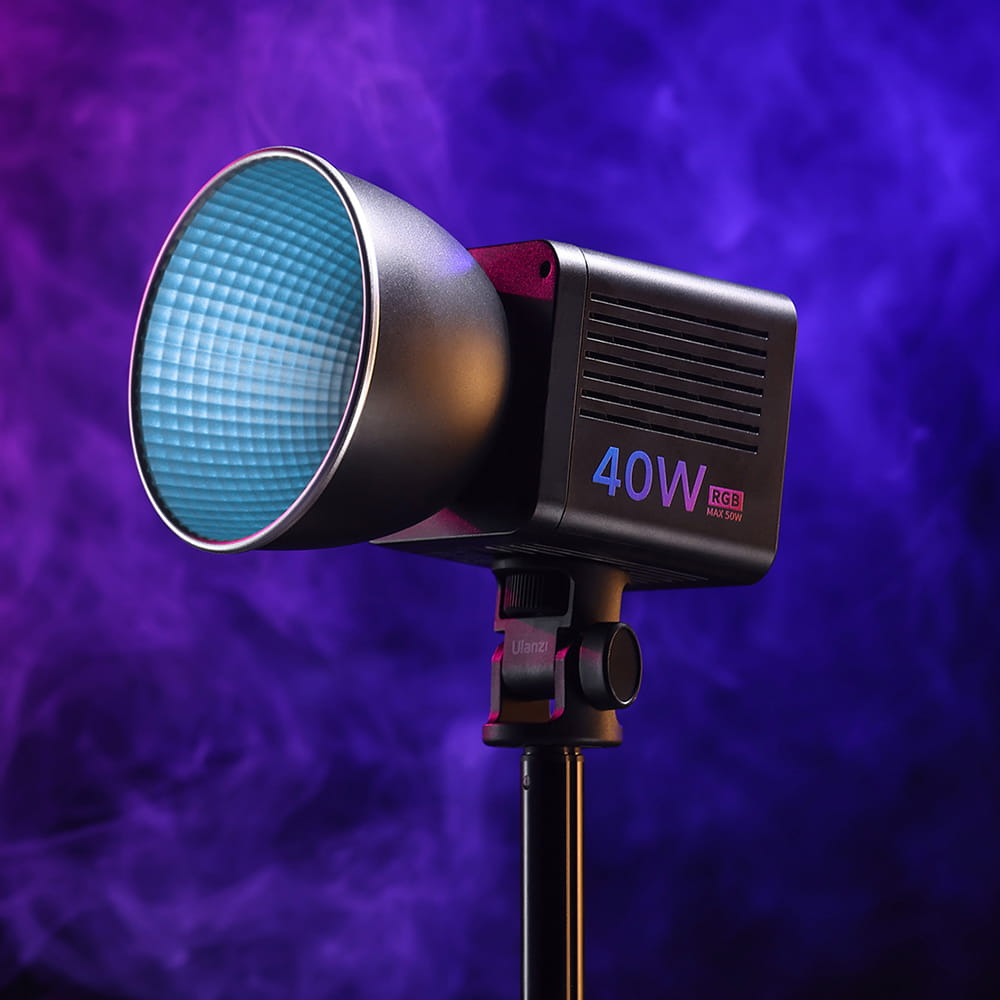 Lampa LED Ulanzi LED L024 Pro RGB mini Bowens na fioletowym tle